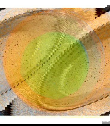 Foto superior té matcha en cuenco artesanal